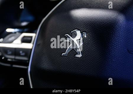 Logo Peugeot Company sull'auto. Peugeot è un marchio francese di automobili di proprietà di Stellantis. Logo Lion sull'auto Foto Stock
