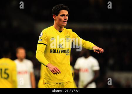 Londra, Regno Unito. 2 dicembre 2021. Christian Norgaard di Brentford guarda avanti durante il gioco. Premier League Match, Tottenham Hotspur v Brentford al Tottenham Hotspur Stadium di Londra giovedì 2 dicembre 2021. Questa immagine può essere utilizzata solo a scopo editoriale. Solo per uso editoriale, licenza richiesta per uso commerciale. Nessun uso in scommesse, giochi o un singolo club/campionato/player pubblicazioni. pic di Steffan Bowen/Andrew Orchard sport fotografia/Alamy Live news credito: Andrew Orchard sport fotografia/Alamy Live News Foto Stock