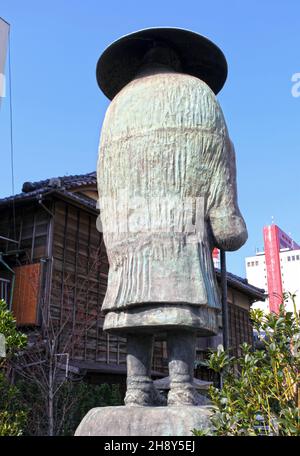 Statua di San Shinran, fondatore del Setto buddista di Jodo Shinshu al Tempio di Tsukiji Honganji a Tokyo, Giappone. Foto Stock