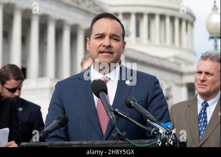 Washington, DC, Stati Uniti. 2 Dic 2021. Washington, DC, Stati Uniti: ANDREW BREMBERG, Presidente e Amministratore Delegato della Fondazione Memoriale delle vittime del comunismo, intervenendo in una conferenza stampa sull'introduzione del cruciale Comunismo Teaching Act (CCT) nella Camera dei rappresentanti. (Credit Image: © Michael Brochstein/ZUMA Press Wire) Foto Stock