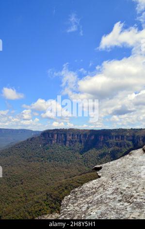 Una vista della Jamison Valley come visto da Lincolns Rock nelle Blue Mountains dell'Australia Foto Stock