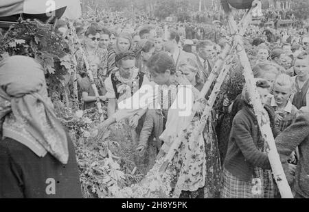 Palmiry, 1946-06-23. Uroczystoœci pogrzebowe Macieja Rataja na cmentarzu w Palmirach. Na pogrzeb przyby³o ponad 40 tysiêcy osób. Rataj by³ marsza³kiem Sejmu w latach 1922-28, dzia³aczem Polskiego Stronnictha Ludowego Piast, prezesem Stronnictha Ludowego. Podczas wojny dzia³a³ w S³u¿bie Zwyciêstwu Polsce. Aresztowany przez Niemców i rozstrzelany w Palmirach 21 czerwca 1940 r. ms PAP/Stanis³aw D¹browiecki Palmiry, 23 giugno 1946. Cerimonie funebri di Maciej Rataj al cimitero di Palmiry. Più di 40,000 persone sono venute per il funerale. Rataj è stato il relatore Sejm nel 1922-28, attivista dei Pias Foto Stock