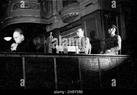 Poznañ, 1946-06-21. W auli Unwersytetu Adama Mickiewicza rozpocz¹³ siê proces zbrodniarza hitlerowskiego, namiestnika tzw. Kraju Warty (Wartheland) Arthura Greisera. Proces zakoñczy³ siê 7 lipca 1946 roku skazaniem Greisera na œmieræ. Wyrok wykonano 14 lipca 1946 roku. NZ. Arthur Greiser (C) na ³awie oskar¿onych, obok jego obroñcy Jan Krêglewski (1L) i Stanis³aw Hejnowski (2L). pw PAP/J. ¯yszkowski Poznan, 21 giugno 1946. Un processo di assassino nazista, governatore della Wartheland, Arthur Greiser iniziò ad un teatro di lezioni dell'Università Adam Mickiewicz. Il sentiero si è concluso il 7 luglio 1946. Greiser è stato inviato