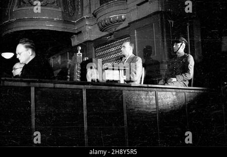 Poznañ, 1946-06-21. W auli Unwersytetu Adama Mickiewicza rozpocz¹³ siê proces zbrodniarza hitlerowskiego, namiestnika tzw. Kraju Warty (Wartheland) Arthura Greisera. Proces zakoñczy³ siê 7 lipca 1946 roku skazaniem Greisera na œmieræ. Wyrok wykonano 14 lipca 1946 roku. NZ. Arthur Greiser (C) na ³awie oskar¿onych, obok jego obroñcy Jan Krêglewski (1L) i Stanis³aw Hejnowski (2L). pw PAP/J. ¯yszkowski Poznan, 21 giugno 1946. Un processo di assassino nazista, governatore della Wartheland, Arthur Greiser iniziò ad un teatro di lezioni dell'Università Adam Mickiewicz. Il sentiero si è concluso il 7 luglio 1946. Greiser è stato inviato