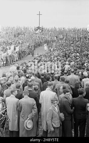 Palmiry, 1946-06-23. Uroczystoœci pogrzebowe Macieja Rataja na cmentarzu w Palmirach. Na pogrzeb przyby³o ponad 40 tysiêcy osób. Rataj by³ marsza³kiem Sejmu w latach 1922-28, dzia³aczem Polskiego Stronnictha Ludowego Piast, prezesem Stronnictha Ludowego. Podczas wojny dzia³a³ w S³u¿bie Zwyciêstwu Polsce. Aresztowany przez Niemców i rozstrzelany w Palmirach 21 czerwca 1940 r. ms PAP/Stanis³aw D¹browiecki Palmiry, 23 giugno 1946. Cerimonie funebri di Maciej Rataj al cimitero di Palmiry. Più di 40,000 persone sono venute per il funerale. Rataj è stato il relatore Sejm nel 1922-28, attivista dei Pias Foto Stock