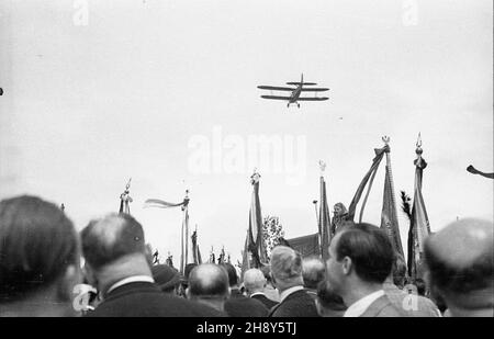 Palmiry, 1946-06-23. Uroczystoœci pogrzebowe Macieja Rataja na cmentarzu w Palmirach. Na pogrzeb przyby³o ponad 40 tysiêcy osób. Rataj by³ marsza³kiem Sejmu w latach 1922-28, dzia³aczem Polskiego Stronnictha Ludowego Piast, prezesem Stronnictha Ludowego. Podczas wojny dzia³a³ w S³u¿bie Zwyciêstwu Polsce. Aresztowany przez Niemców i rozstrzelany w Palmirach 21 czerwca 1940 r. ms PAP/Stanis³aw D¹browiecki Palmiry, 23 giugno 1946. Cerimonie funebri di Maciej Rataj al cimitero di Palmiry. Più di 40,000 persone sono venute per il funerale. Rataj è stato il relatore Sejm nel 1922-28, attivista dei Pias Foto Stock