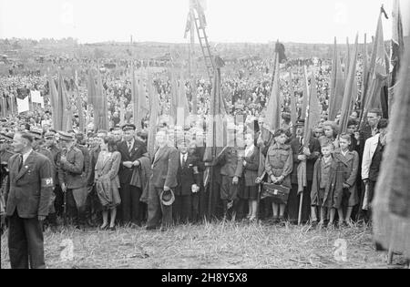 Palmiry, 1946-06-23. Uroczystoœci pogrzebowe Macieja Rataja na cmentarzu w Palmirach. Na pogrzeb przyby³o ponad 40 tysiêcy osób. Rataj by³ marsza³kiem Sejmu w latach 1922-28, dzia³aczem Polskiego Stronnictha Ludowego Piast, prezesem Stronnictha Ludowego. Podczas wojny dzia³a³ w S³u¿bie Zwyciêstwu Polsce. Aresztowany przez Niemców i rozstrzelany w Palmirach 21 czerwca 1940 r. ms PAP/Stanis³aw D¹browiecki Palmiry, 23 giugno 1946. Cerimonie funebri di Maciej Rataj al cimitero di Palmiry. Più di 40,000 persone sono venute per il funerale. Rataj è stato il relatore Sejm nel 1922-28, attivista dei Pias Foto Stock