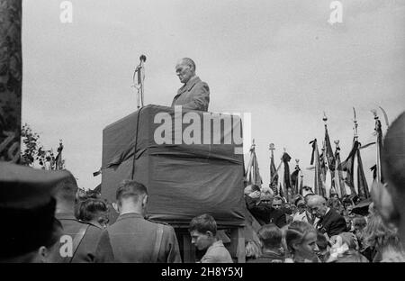 Palmiry, 1946-06-23. Uroczystoœci pogrzebowe dzia³acza ludowego Macieja Rataja, aresztowanego przez Niemców i rozstrzelanego w Palmirach 21 czerwca 1940 r. Na pogrzeb przyby³o ponad 40 tysiêcy osób. NZ. przemówienie prezesa Naczelnego Komitetu Wykonawczego Stronnictha Ludowego Wincentego Baranowskiego. ms PAP/Stanis³aw D¹browiecki Palmiry, 23 giugno 1946. Cerimonie funerarie per l'attivista contadino Maciej Rataj, arrestato dai tedeschi e ucciso a Palmiry il 21 giugno 1940. Al funerale hanno partecipato oltre 40,000 persone. Nella foto: Capo del Comitato esecutivo principale del Partito contadino Wincenty Foto Stock