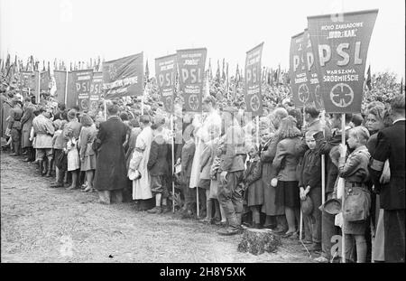 Palmiry, 1946-06-23. Uroczystoœci pogrzebowe Macieja Rataja na cmentarzu w Palmirach. Na pogrzeb przyby³o ponad 40 tysiêcy osób. Rataj by³ marsza³kiem Sejmu w latach 1922-28, dzia³aczem Polskiego Stronnictha Ludowego Piast, prezesem Stronnictha Ludowego. Podczas wojny dzia³a³ w S³u¿bie Zwyciêstwu Polsce. Aresztowany przez Niemców i rozstrzelany w Palmirach 21 czerwca 1940 r. NZ. Delegacje cz³onków PSL z proporcami MS PAP/Stanis³aw D¹browiecki Palmiry, 23 giugno 1946. Cerimonie funebri di Maciej Rataj al cimitero di Palmiry. Più di 40,000 persone vennero per il funerale. Rataj era il Sejm Foto Stock