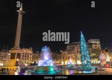 Westminster, Londra, 2 dicembre 2021. L'albero illuminato si erge alto, accanto a Trafalgar Square Menorah, fontane e Galleria Nazionale sullo sfondo. Le luci dell'albero di Natale di Trafalgar Square si accendono questa sera in una cerimonia tradizionale. L'albero alto 25 metri, di solito un abete norvegese, è un regalo dalla gente di Norvegia a Londra, grazie per il sostegno della Gran Bretagna nella seconda guerra mondiale Questa tradizione storica è avvenuta ogni anno dal 1947. Credit: Imagplotter/Alamy Live News Foto Stock