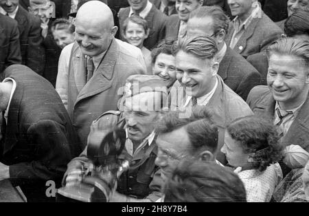 Warszawa, 1946-07-07. Uroczystoœæ wmurowania kamienia wêgielnego pod funsetty pierwszego domu mieszkalnego na tzw. XI kolonii Warszawskiej Spó³dzielni Mieszkaniowej na ¯oliborzu. NZ. m.in. Wiceprezydent Krajowej Rady Narodowej Stanis³aw Szwalbe (1L) i Premier Edward Osóbka-Morawski (2P). Z kamer¹ operatore Polskiej Kroniki Filmowej Karol Szczeciñski. pw PAP/Stanis³aw D¹browiecki Varsavia, 7 luglio 1946. Una cerimonia di posa in pietra angolare per la prima casa della cosiddetta colonia XI dell'Associazione degli alloggi di Varsavia nel distretto di Zoliborz. Nella foto: Gli ospiti durante la cerimonia, compreso depu Foto Stock