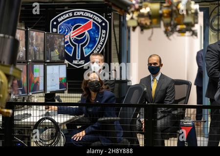 Greenbelt, Stati Uniti d'America. 05 novembre 2021. Il Vice Presidente degli Stati Uniti Kamala Harris, centro, utilizza un controller per manipolare uno dei bracci robotici presso il Robotic Operations Center all'interno del Goddard Space Flight Center, 5 novembre 2021 a Greenbelt, Maryland. Credit: Taylor Mickal/NASA/Alamy Live News Foto Stock