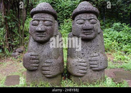 Statue di roccia di dol harebang a Jeju, Corea Foto Stock