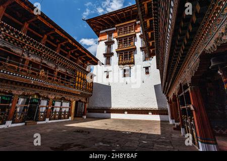 Interno del monastero di Rinpun Dzong a Paro, Bhutan, Asia Foto Stock