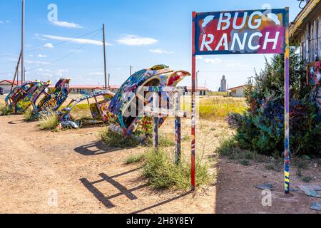 Panhandle, TX - 19 settembre 2021: Slug Bug Ranch, 5 Volkswagen Beetles sepolto Hood-down nel terreno, è una parodia del famoso Cadillac Ranch pubblico A. Foto Stock