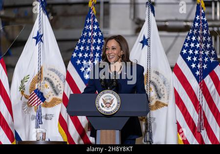 Greenbelt, Stati Uniti d'America. 05 novembre 2021. Il Vice Presidente degli Stati Uniti Kamala Harris consegna commenti durante la sua visita al Goddard Space Flight Center, 5 novembre 2021 a Greenbelt, Maryland. Credit: Taylor Mickal/NASA/Alamy Live News Foto Stock