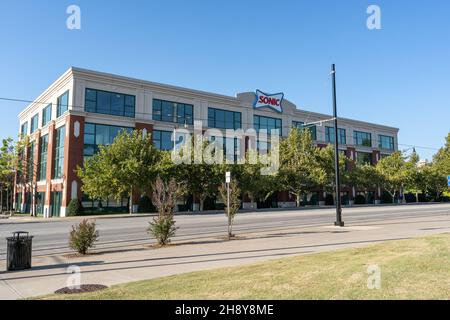 Oklahoma City, OK - 17 settembre 2021: Sonic drive in fast food la sede centrale si trova in Johnny Bench Dr a Bricktown. Foto Stock