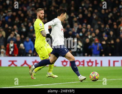 Londra, Inghilterra, 2 dicembre 2021. Heung-min Son of Tottenham segnò il secondo gol durante la partita della Premier League al Tottenham Hotspur Stadium di Londra. Il credito d'immagine dovrebbe essere: David Klein / Sportimage Foto Stock