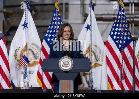 Greenbelt, Stati Uniti d'America. 05 novembre 2021. Il Vice Presidente degli Stati Uniti Kamala Harris consegna commenti durante la sua visita al Goddard Space Flight Center, 5 novembre 2021 a Greenbelt, Maryland. Credit: Taylor Mickal/NASA/Alamy Live News Foto Stock