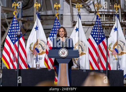 Greenbelt, Stati Uniti d'America. 05 novembre 2021. Il Vice Presidente degli Stati Uniti Kamala Harris consegna commenti durante la sua visita al Goddard Space Flight Center, 5 novembre 2021 a Greenbelt, Maryland. Credit: Taylor Mickal/NASA/Alamy Live News Foto Stock