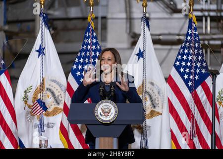 Greenbelt, Stati Uniti d'America. 05 novembre 2021. Il Vice Presidente degli Stati Uniti Kamala Harris consegna commenti durante la sua visita al Goddard Space Flight Center, 5 novembre 2021 a Greenbelt, Maryland. Credit: Taylor Mickal/NASA/Alamy Live News Foto Stock