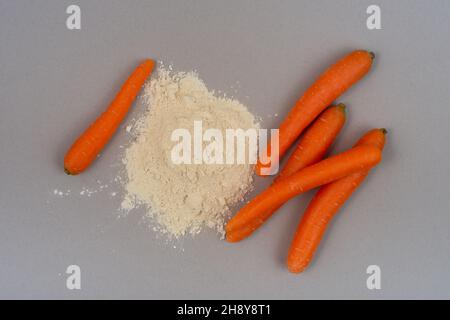 Carota in polvere, ingrediente cosmetico biologico fatto in casa. Foto Stock