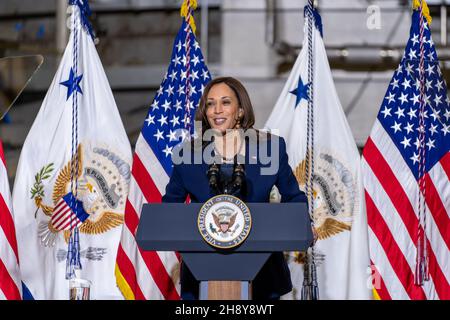 Greenbelt, Stati Uniti d'America. 05 novembre 2021. Il Vice Presidente degli Stati Uniti Kamala Harris consegna commenti durante la sua visita al Goddard Space Flight Center, 5 novembre 2021 a Greenbelt, Maryland. Credit: Taylor Mickal/NASA/Alamy Live News Foto Stock