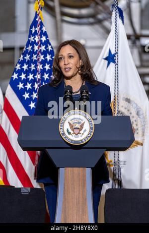 Greenbelt, Stati Uniti d'America. 05 novembre 2021. Il Vice Presidente degli Stati Uniti Kamala Harris consegna commenti durante la sua visita al Goddard Space Flight Center, 5 novembre 2021 a Greenbelt, Maryland. Credit: Taylor Mickal/NASA/Alamy Live News Foto Stock