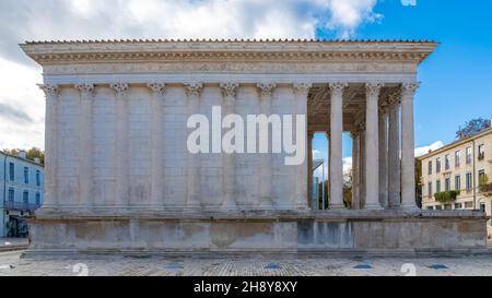 Nimes in Francia, la Maison carrée, antico tempio romano nel centro storico Foto Stock