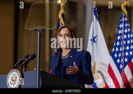 Greenbelt, Stati Uniti d'America. 05 novembre 2021. Il Vice Presidente degli Stati Uniti Kamala Harris consegna commenti durante la sua visita al Goddard Space Flight Center, 5 novembre 2021 a Greenbelt, Maryland. Credit: Taylor Mickal/NASA/Alamy Live News Foto Stock