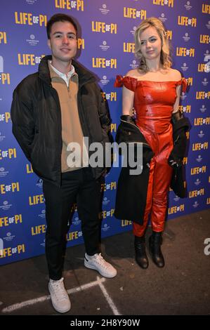 Life of Pi al Wyndham’s Theatre, Charing Cross Rd, Londra, Regno Unito. 2 dicembre 2012. Foto Stock