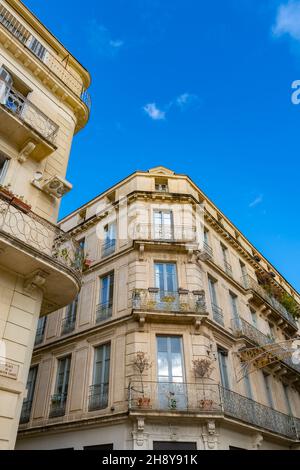 Nimes in Francia, facciate antiche nel centro storico, edifici tipici Foto Stock