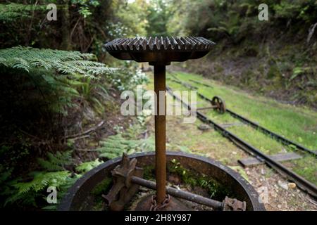 Attrezzatura mineraria abbandonata, pista da passeggio per miniere d'oro di te Aroha Mountain, Nuova Zelanda Foto Stock