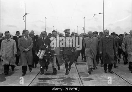 Warszawa, 1946-07-22. Podczas obchodów drugiej rocznicy odrodzenia Polski Ludowej, œwiêta 22 lipca, dokonano uroczystego otwarcia mostu Poniatowskiego, odbudowanego po zniszczeniach wojennych. NZ. Przedstawiciele rz¹du wchodz¹ na la maggior parte della stronia Alej Jerozolimskich. Od lewej m.in.: prezydent Warszawy Stanis³aw To³wiñski (1), Premier Edward Osóbka-Morawski (2), prezydent Boles³aw Bierut (4), ministro obrony narodowej Micha³ Rola-¯ymierski (5), wicePremier W³adys³aw Gomu³ka (6), ministro przemys³u Hilary MiNC (7), sig.ra PAP/Stanis³aw D¹browiecki Varsavia, 22 luglio 1946. Il ponte di Poniatowski, Foto Stock