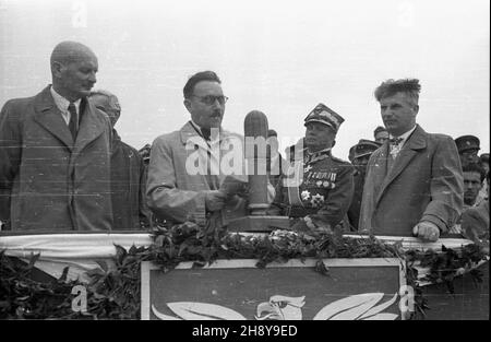 Warszawa, 1946-07-22. Podczas obchodów drugiej rocznicy odrodzenia Polski Ludowej, œwiêta 22 lipca, dokonano uroczystego otwarcia mostu Poniatowskiego, odbudowanego po zniszczeniach wojennych. NZ. z trybuny honorowej przemawia prezydent Boles³aw Bierut. Z lewej wiceprezes KRN Stanis³aw Szwalbe. Od prawej Premier Edward Osóbka-Morawski i Minister obrony narodowej Micha³ Rola-¯ymierski. ms PAP/Stanis³aw D¹browiecki Varsavia, 22 luglio 1946. Il Ponte di Poniatowski, ricostruito dopo la seconda Guerra Mondiale, è stato aperto durante le cerimonie che segnano il 2° anniversario della fondazione del Repub popolare Polacco Foto Stock