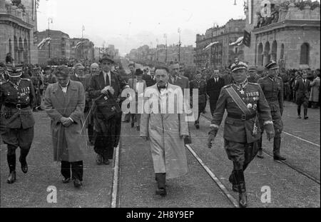 Warszawa, 1946-07-22. Podczas obchodów drugiej rocznicy odrodzenia Polski Ludowej, œwiêta 22 lipca, dokonano uroczystego otwarcia mostu Poniatowskiego, odbudowanego po zniszczeniach wojennych. NZ. Przedstawiciele rz¹du wchodz¹ na la maggior parte della stronia Alej Jerozolimskich. Od lewej m.in.: Premier Edward Osóbka-Morawski (2), wiceprezydent KRN Stanis³aw Grabski (3), wiceprezydent KRN Stanis³aw Szwalbe (4), prezydent Boles³aw Bierut (6), cz³onek prezydium KRN Wac³aw Barcikowski (7 z ty³u), ministro obrony narodowej Micha³ Rola-¯yerski (8) Stanis³aw D¹browiecki Varsavia, 22 luglio 1946. Il Foto Stock