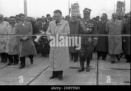 Warszawa, 1946-07-22. Podczas obchodów drugiej rocznicy odrodzenia Polski Ludowej, œwiêta 22 lipca, dokonano uroczystego otwarcia mostu Poniatowskiego, odbudowanego po zniszczeniach wojennych. NZ. prezydent Boles³aw Bierut przecina wstêgê. W pierwszym rzêdzie cz³onkowie w³adz partyjno-rz¹dowych: ministro odbudowy Micha³ Kaczorowski (1L), prezidente Warszawy Stanis³aw To³wiñski (2L), Premier Edward Osóbka-Morawski (3L), ministro przemys³u Hilary MiNC (1P), ministro ziem odzyskanych W³adys³aw Gomu³ka (2P), cz³onek prezydium KRN Wac³aw Barcikronyowski (3P), ministro Micha³ narowy¯ Foto Stock