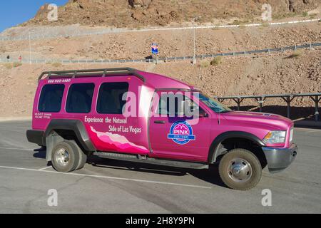 Veicolo a noleggio, Pink Tours, parcheggiato presso la diga di Hoover in Arizona. Foto Stock