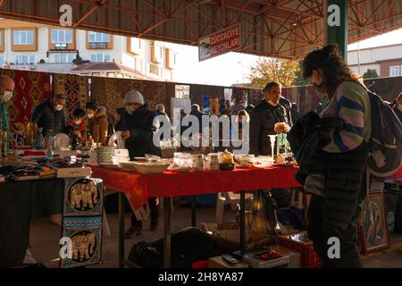 Ankara, Turchia - Novembre 21 2021: Vista di un mercato delle pulci (antika pazari in turco) con clienti e venditori. Foto Stock