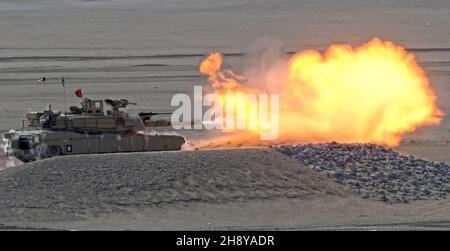 Jahra, Kuwait. 2 Dic 2021. La foto scattata il 2 dicembre 2021 mostra un'esercitazione militare dell'esercito del Kuwait in Jahra Governorate, Kuwait. Le forze armate del Kuwait rimangono pronte per qualsiasi emergenza, il primo ministro del Kuwait Sheikh Sabah Khaled al-Hamad al-Sabah ha detto giovedì. Ha fatto le osservazioni durante una visita alle truppe di terra dell'esercito del Kuwait al campo di addestramento di al-Udaire nel Governatorato di Jahra. Credit: Asad/Xinhua/Alamy Live News Foto Stock