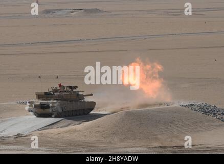 Jahra, Kuwait. 2 Dic 2021. La foto scattata il 2 dicembre 2021 mostra un'esercitazione militare dell'esercito del Kuwait in Jahra Governorate, Kuwait. Le forze armate del Kuwait rimangono pronte per qualsiasi emergenza, il primo ministro del Kuwait Sheikh Sabah Khaled al-Hamad al-Sabah ha detto giovedì. Ha fatto le osservazioni durante una visita alle truppe di terra dell'esercito del Kuwait al campo di addestramento di al-Udaire nel Governatorato di Jahra. Credit: Asad/Xinhua/Alamy Live News Foto Stock