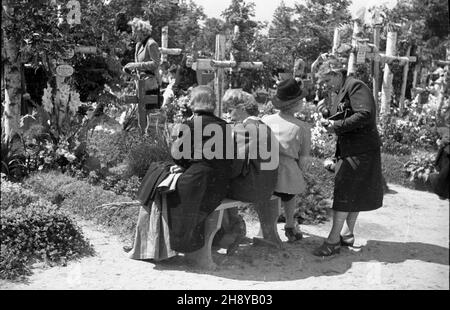 Warszawa, 1946-08-01. Uroczystoœci w drug¹ rocznicê wybuchu powstania warszawskiego na Cmentarzu Wojskowym przy ul. Pow¹zkowskiej. NZ. Ludzie przy grobi poleg³ych ¿o³nierzy Armii Krajowej. ps/ms PAP/Jerzy Baranowski Varsavia, 1 agosto 1946. La cerimonia del 2° anniversario dell'insurrezione di Varsavia sul cimitero militare in via Powazkowska. Nella foto: Persone alle tombe dei soldati folli dell'esercito domestico (AK). ps/ms PAP/Jerzy Baranowski Foto Stock