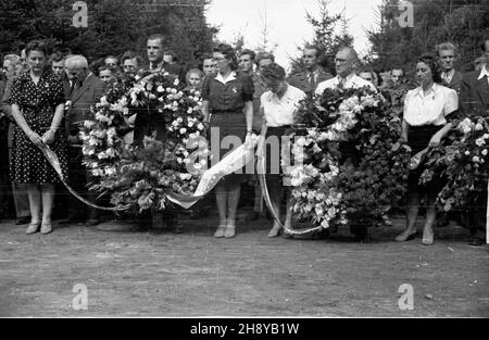 Warszawa, 1946-08-01. Uroczystoœci w drug¹ rocznicê wybuchu powstania warszawskiego na Cmentarzu Wojskowym przy ul. Pow¹zkowskiej. NZ. sk³adanie wieñców na p³ycie mauzoleum ku czci bohaterów poleg³ych za wolnoœæ Warszawy. ps/ms PAP/Jerzy Baranowski Varsavia, 1 agosto 1946. Commemorazioni del 2° anniversario dell'insurrezione di Varsavia presso il cimitero militare in via Powazkowska. Picured: Corona che posa al memoriale degli eroi fallì per la libertà di Varsavia. ps/ms PAP/Jerzy Baranowski Foto Stock