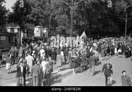 Warszawa, 1946-08-01. Uroczystoœci w drug¹ rocznicê wybuchu powstania warszawskiego na Cmentarzu Wojskowym przy ul. Pow¹zkowskiej. Nz. Ludzie gromadz¹cy siê przed cmentarzem. ps/ms PAP/Jerzy Baranowski Varsavia, 1 agosto 1946. Commemorazioni del 2° anniversario dell'insurrezione di Varsavia presso il cimitero militare in via Powazkowska. Picured: Persone che si riuniscono di fronte al cimitero. ps/ms PAP/Jerzy Baranowski Foto Stock