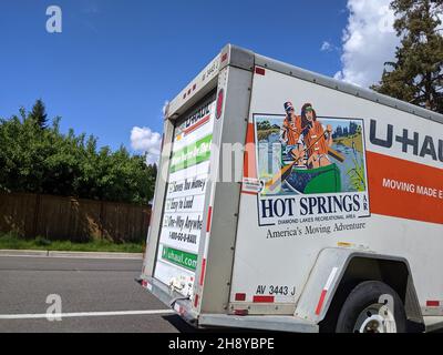 Seattle, WA USA - circa maggio 2021: Vista del retro di un camion U-Haul noleggio parcheggiato su una strada laterale in un quartiere. Foto Stock