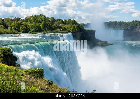 Le American Falls, la seconda delle tre cascate più grandi che insieme sono conosciute come Niagara Falls sul fiume Niagara lungo il Canada-Stati Uniti bor Foto Stock