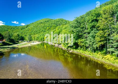 Fiume Deerfield a Charlemont, Massachusetts, Stati Uniti. Foto Stock