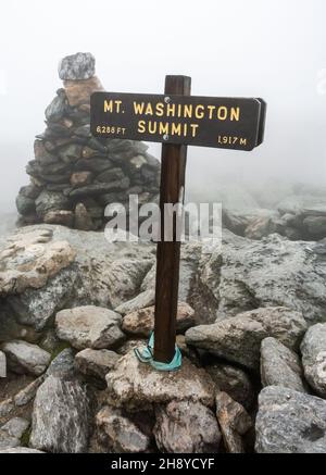 Marcatore in legno della cima del Monte Washington a 1,917 metri, nel New Hampshire, USA. Vista su una giornata di nebbia. Foto Stock