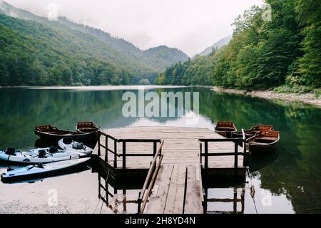 Piccolo molo con barche ormeggiate sul lago nel parco Biogradska Gora. Montenegro Foto Stock