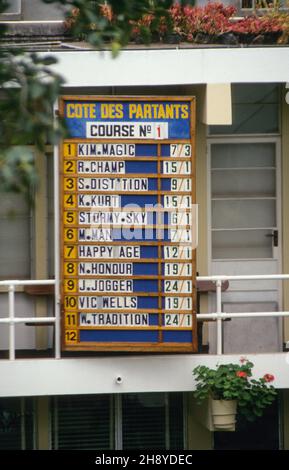 Un cartello presso la clubhouse del Mauritius Turf Club a Port Louis che elenca la formazione iniziale e le probabilità di scommettere per la prima corsa a cavallo della giornata. Foto Stock